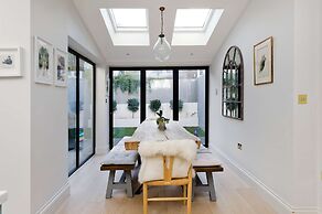 Beautiful Family House With Garden in Queen s Park