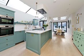 Beautiful Family House With Garden in Queen s Park