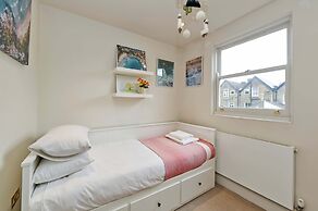 Beautiful Family House With Garden in Queen s Park