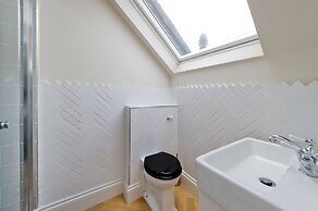Beautiful Family House With Garden in Queen s Park