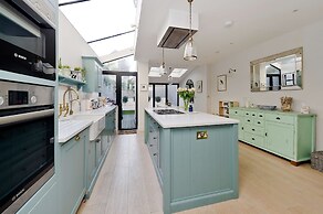 Beautiful Family House With Garden in Queen s Park
