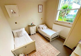 Beautiful Family House With Garden in Queen s Park