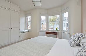 Beautiful Family House With Garden in Queen s Park
