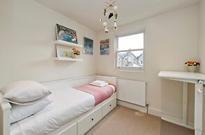 Beautiful Family House With Garden in Queen s Park