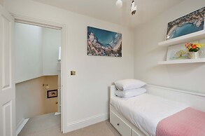 Beautiful Family House With Garden in Queen s Park