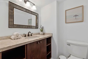 Relaxing Retreat With Pool and Bay Views