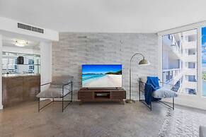 Relaxing Retreat With Pool and Bay Views