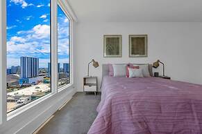 Relaxing Retreat With Pool and Bay Views