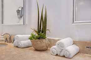 Relaxing Retreat With Pool and Bay Views