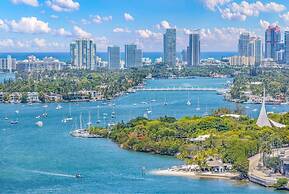 Relaxing Retreat With Pool and Bay Views