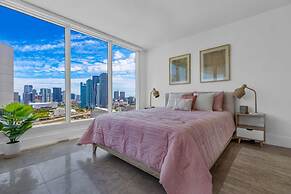 Relaxing Retreat With Pool and Bay Views