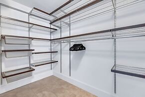 Relaxing Retreat With Pool and Bay Views