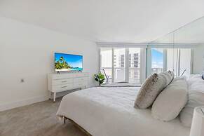 Relaxing Retreat With Pool and Bay Views