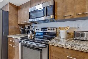 Relaxing Retreat With Pool and Bay Views