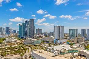 Relaxing Retreat With Pool and Bay Views