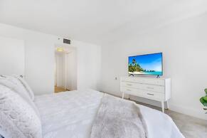 Relaxing Retreat With Pool and Bay Views