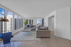 Relaxing Retreat With Pool and Bay Views