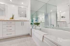 Relaxing Retreat With Pool and Bay Views