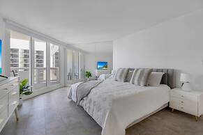 Relaxing Retreat With Pool and Bay Views