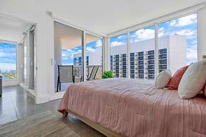 Relaxing Retreat With Pool and Bay Views