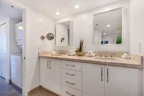 Relaxing Retreat With Pool and Bay Views