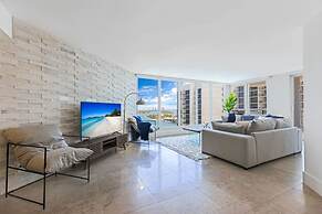 Relaxing Retreat With Pool and Bay Views