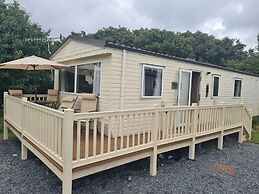 2 Bed Lodge - Sleeps 5 - Parking - Pets - Wifi