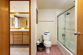 1483 Lakeside 1 Bedroom Condo