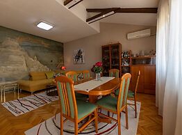 Kasteline Elegant Apartment With Balcony