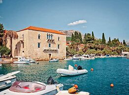 Kasteline Elegant Apartment With Balcony