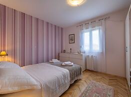 Kasteline Elegant Apartment With Balcony