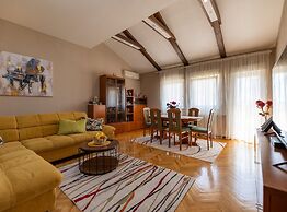 Kasteline Elegant Apartment With Balcony