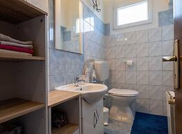 Kasteline Elegant Apartment With Balcony