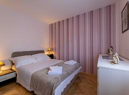 Kasteline Elegant Apartment With Balcony