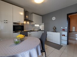 Kasteline Elegant Apartment With Balcony