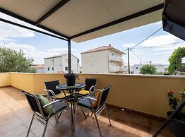 Kasteline Elegant Apartment With Balcony