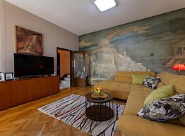 Kasteline Elegant Apartment With Balcony