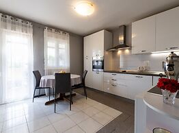 Kasteline Elegant Apartment With Balcony