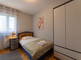 Kasteline Elegant Apartment With Balcony