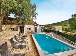 Countryside Idyllic Holiday Home With Pool