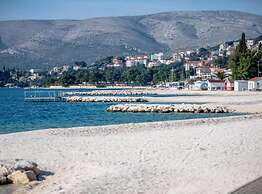 Charming and Cozy Okrug Gornji Apartment With Balcony