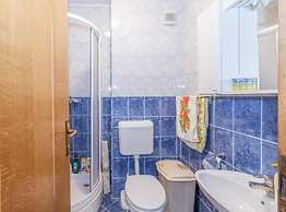 Charming and Cozy Okrug Gornji Apartment With Balcony