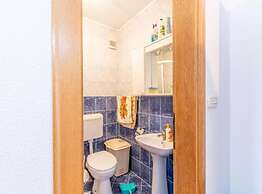 Charming and Cozy Okrug Gornji Apartment With Balcony