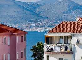 Charming and Cozy Okrug Gornji Apartment With Balcony