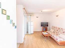 Charming and Cozy Okrug Gornji Apartment With Balcony