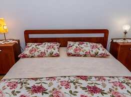 Charming and Cozy Okrug Gornji Apartment With Balcony