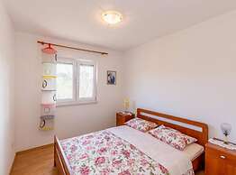 Charming and Cozy Okrug Gornji Apartment With Balcony