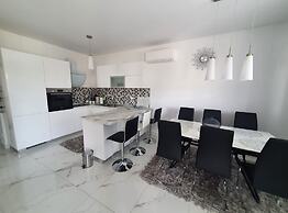 Kastel Novi Elegant and Stylish Apartment With Terrace and Patio