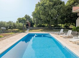 Charming Retreat Holiday Home Mravince With Pool