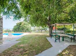 Charming Retreat Holiday Home Mravince With Pool